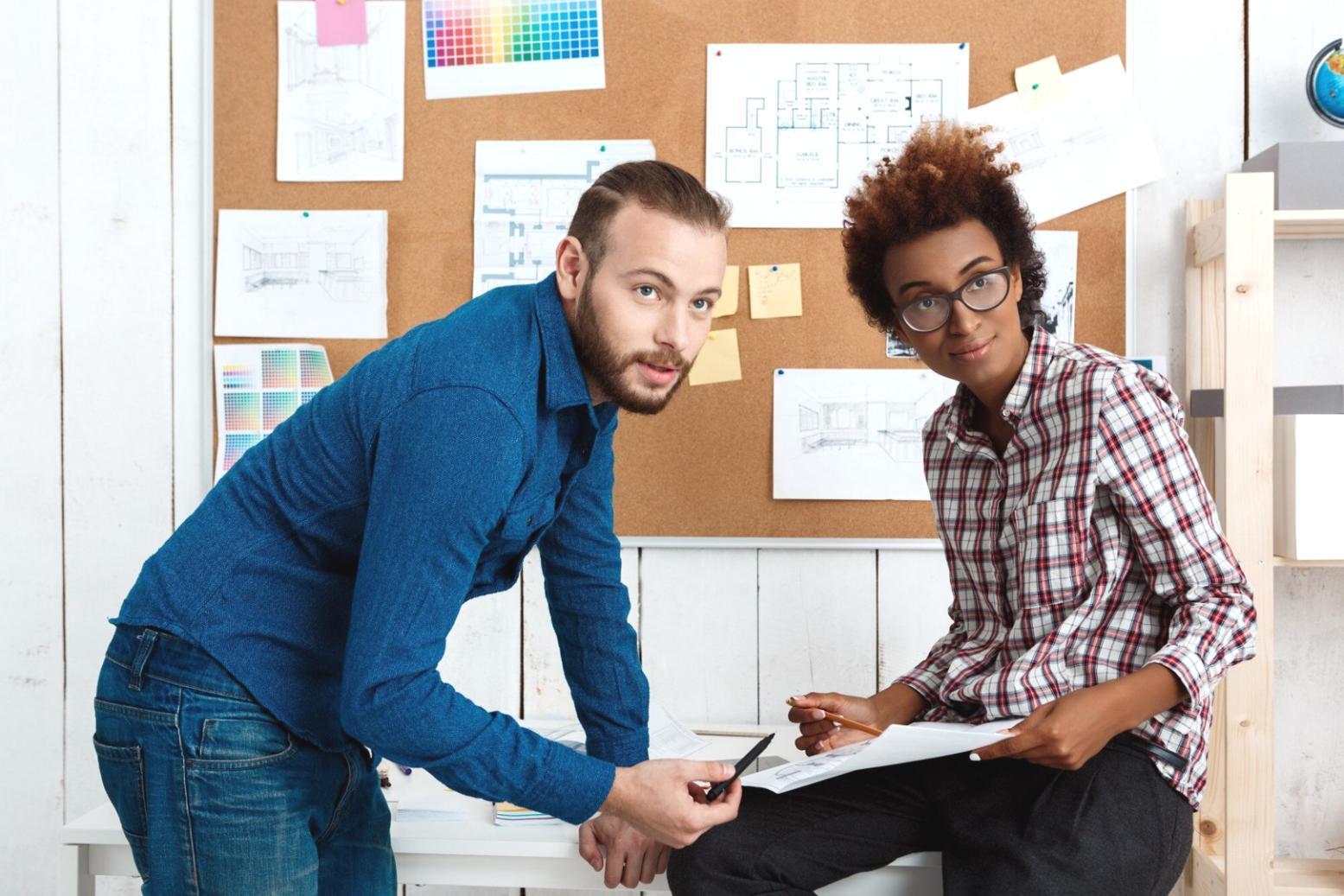 Equipa de trabalho a analisar dados financeiros em ambiente colaborativo